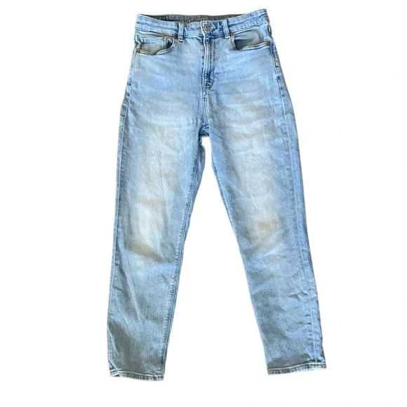 American Eagle Outfitters Light Wash Mom Jeans. Size 6. - Picture 2 of 9